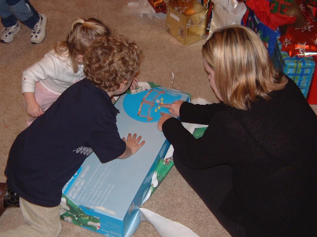 2003/12(Dec)/02-Christmas Eve/1024x768_2003-12-24-18-Santa-Arrives.JPG